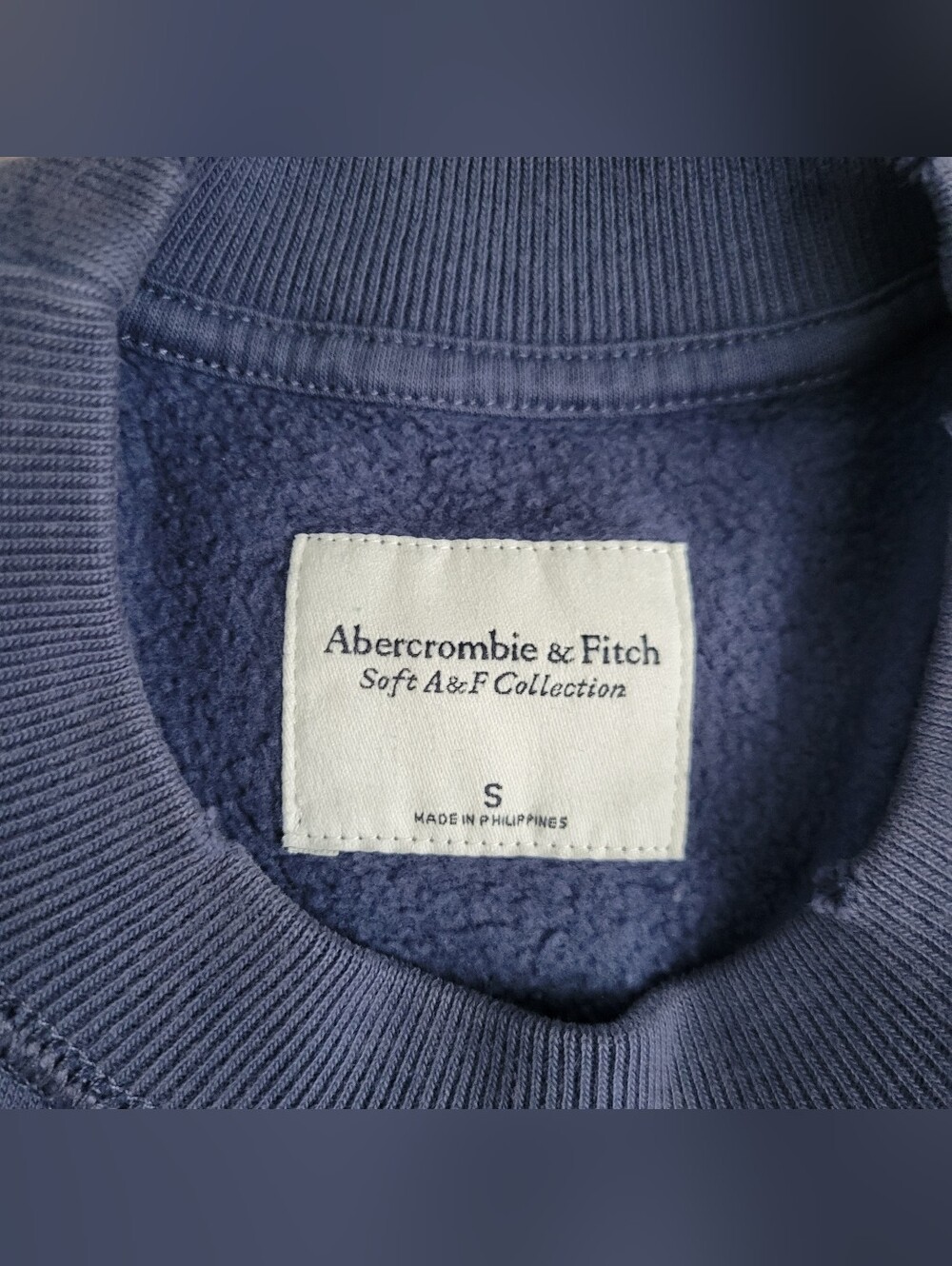 Abercrombie & Fitch Sweatshirt Maine Blue White Distressed Raglan Small - Picture 3 of 5